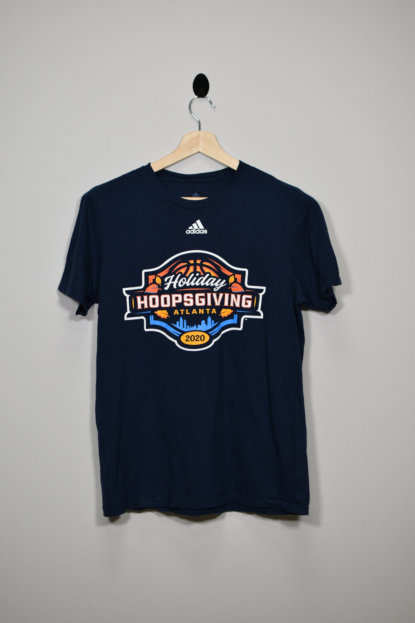 Camiseta manga corta Adidas Hoopsgiving Atlanta 2020 - M